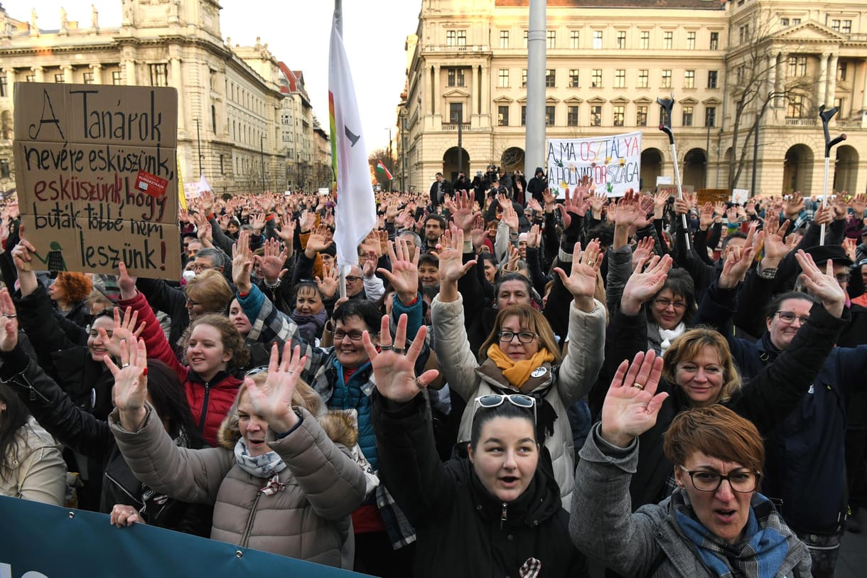 Tucatjával hirdetnek sztrájkot az iskolákban
