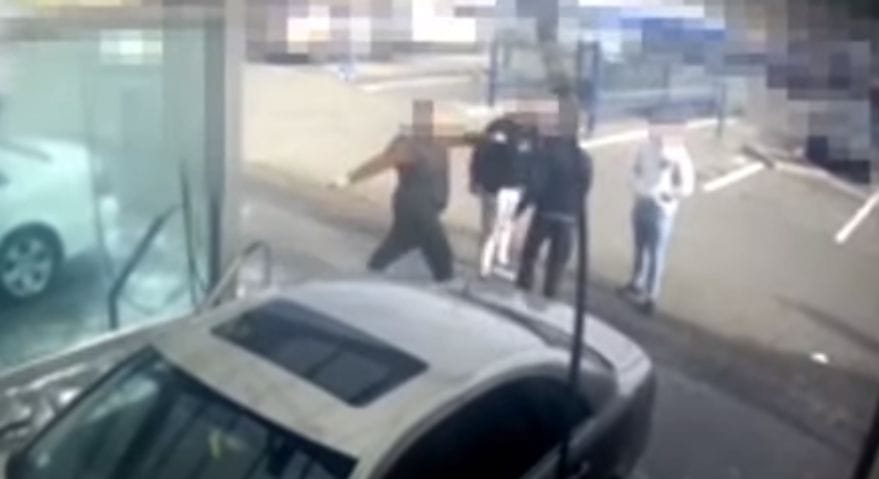 Videó: autómosóban vertek meg egy férfit Pécsen