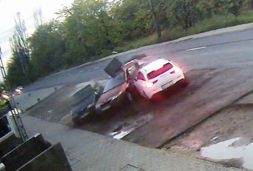 A Mol Limo Mercedesével csapódott két parkoló autóba egy sofőr – videó