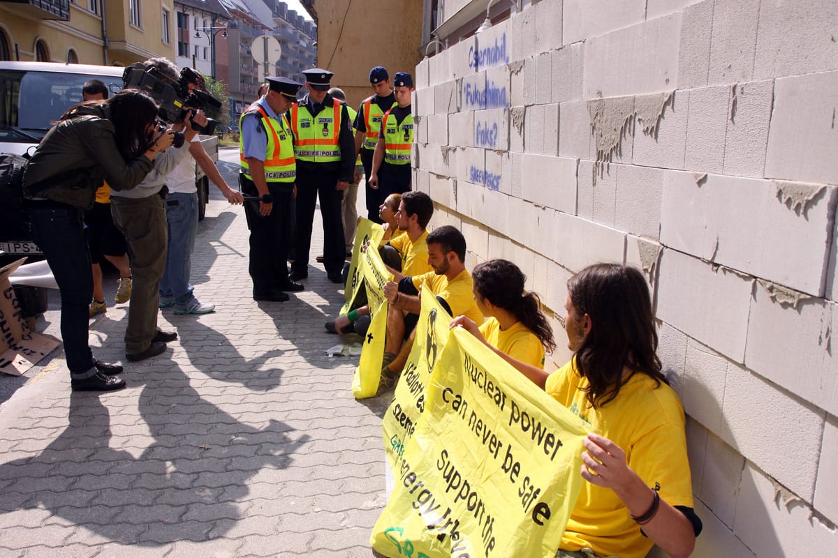 Galéria: Óbuda lebontja a Greenpeace-falat, de nem tesz feljelentést