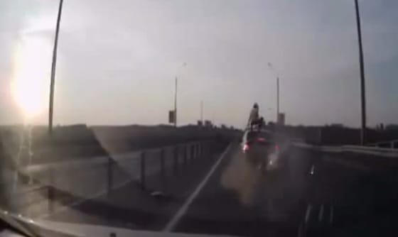 Videó: Ilyen motorbalesetet még nem látott