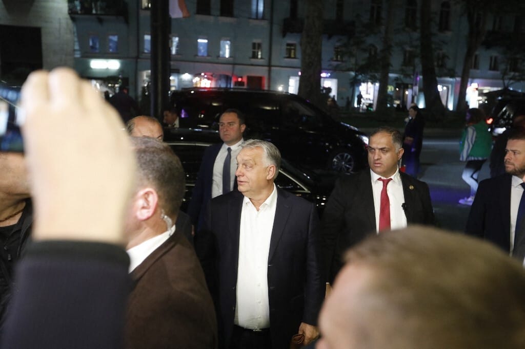 Orbán Viktor egy színjáték szereplője lett a grúziai magánmisszióval