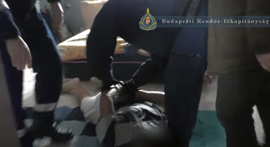 Az ágyneműtartóból szedték ki a rendőrök a többszörösen körözött hevesi férfit - videó