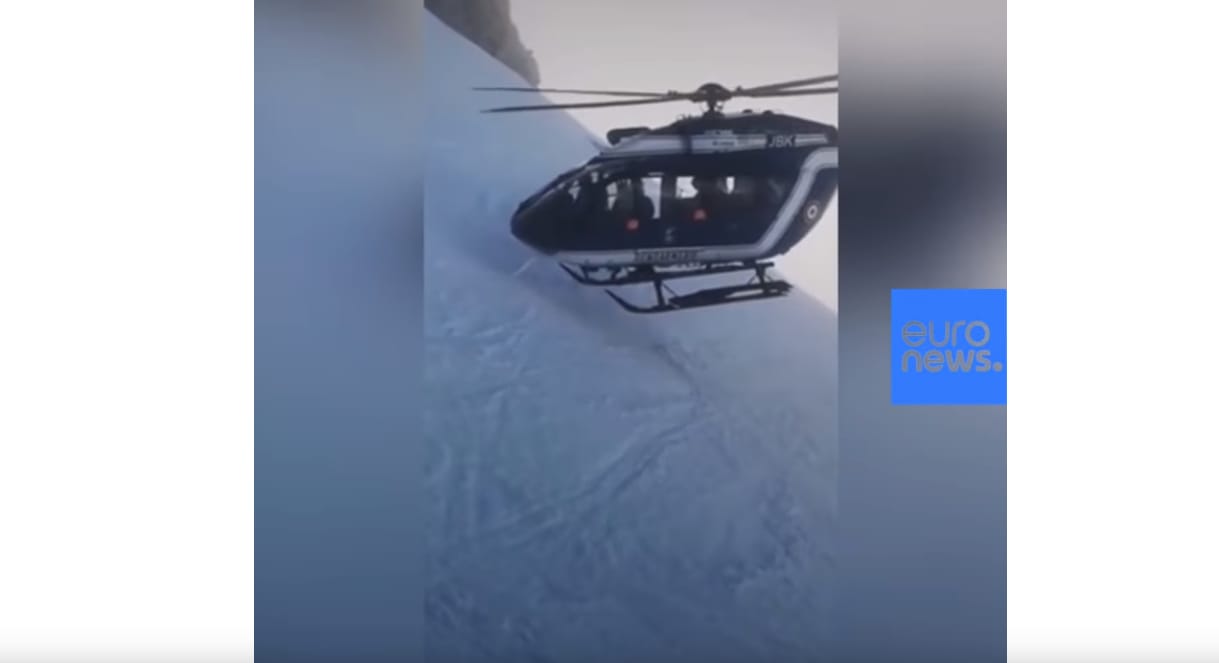 Látványos helikopteres akcióval mentettek meg egy sérült síelőt az Alpokban – videó