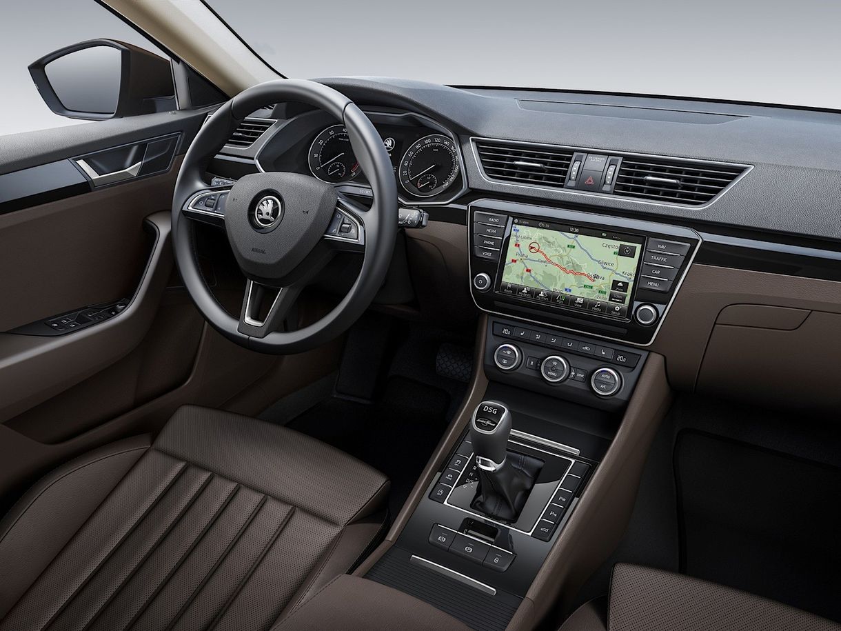 Két hét múlva itt az új Skoda Superb, már a belsejét mutogatják