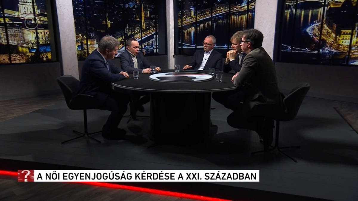 Öt férfi veregette egymás vállát, miközben a női egyenjogúságról beszélt az M1-en