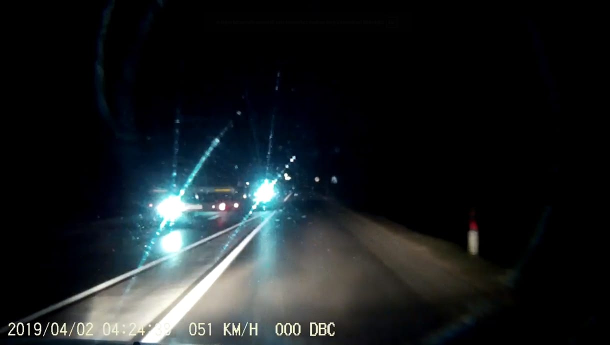 Szabálytalanul előzött a magyar kamionos, majd el is vakította az autóst – videó