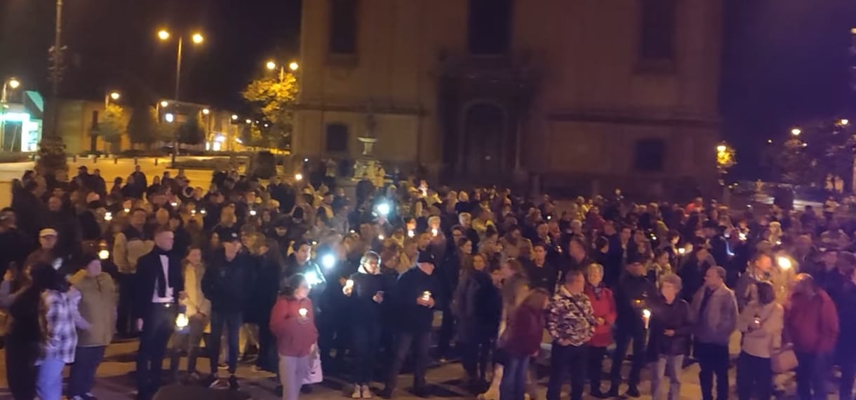 A pápai fő téren tüntetett a Grund az oktatásért