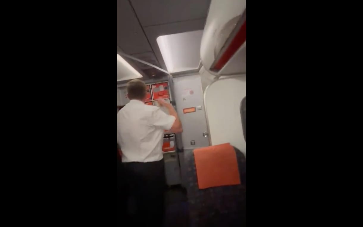 Szex közben nyitott rá a személyzet egyik tagja a repülőgép mosdójában egy párra – videó