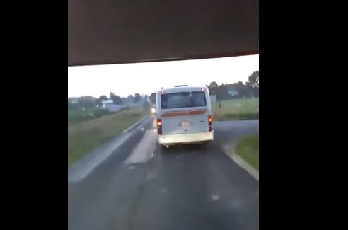 Két buszsofőr versenyzett a 83-as főúton, az egyik videóra vette