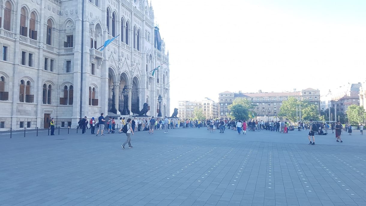 Videó: Élőlánc alakult a Parlamentnél