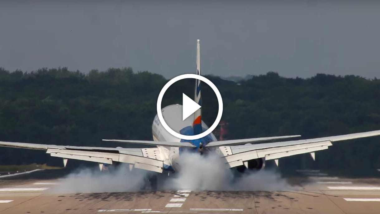 Olyan erős szélvihar volt, hogy füstölt a gumi, amikor leszálltak a Boeing-géppel – videó