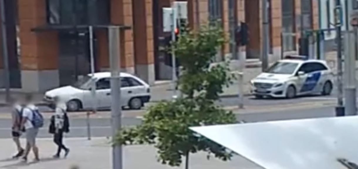 Menekülés közben majdnem gyalogost gázolt egy 19 éves sofőr – videóval