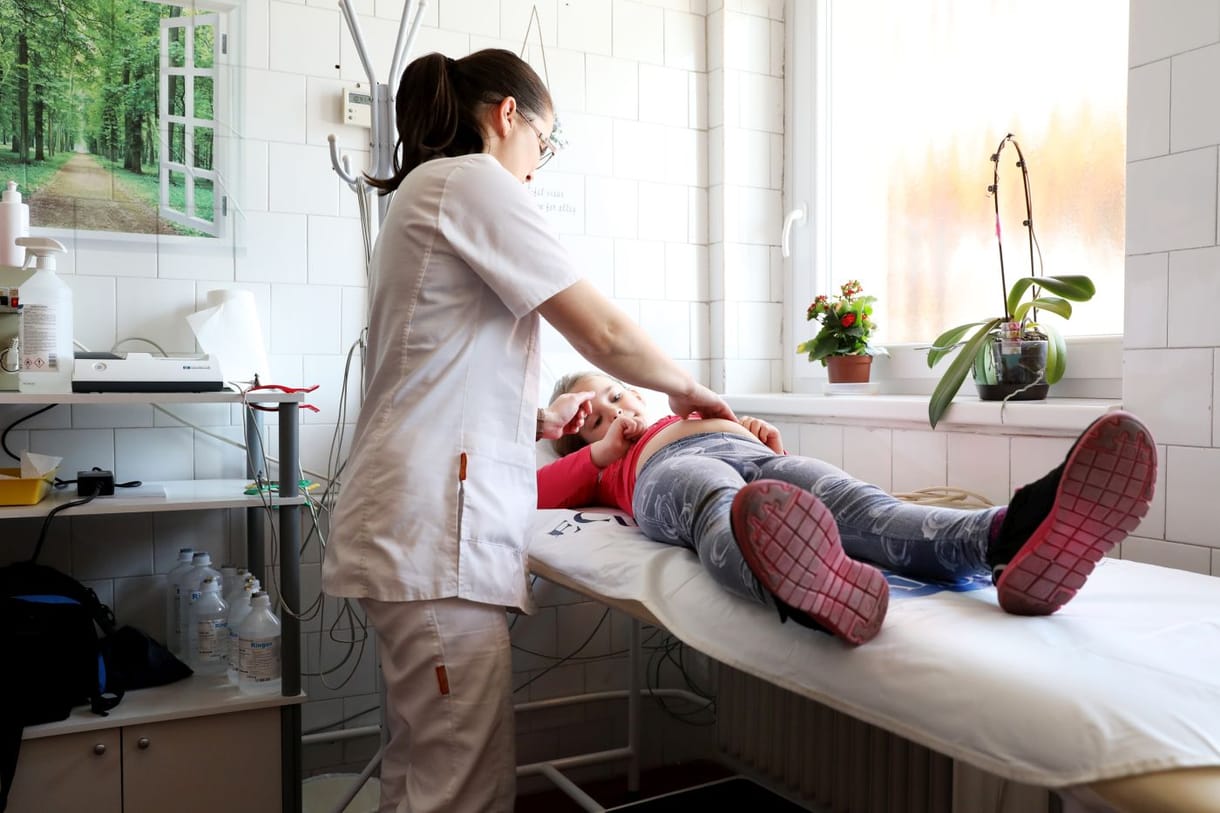 Távdiagnosztizáló háziorvosokkal csökkentené az sztk-s sorokat Varga