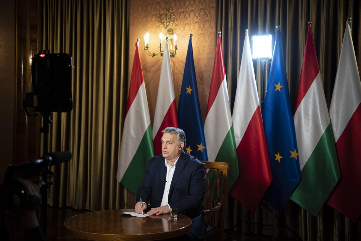 Orbán Varsóban: nagy esélyünk van a győzelemre