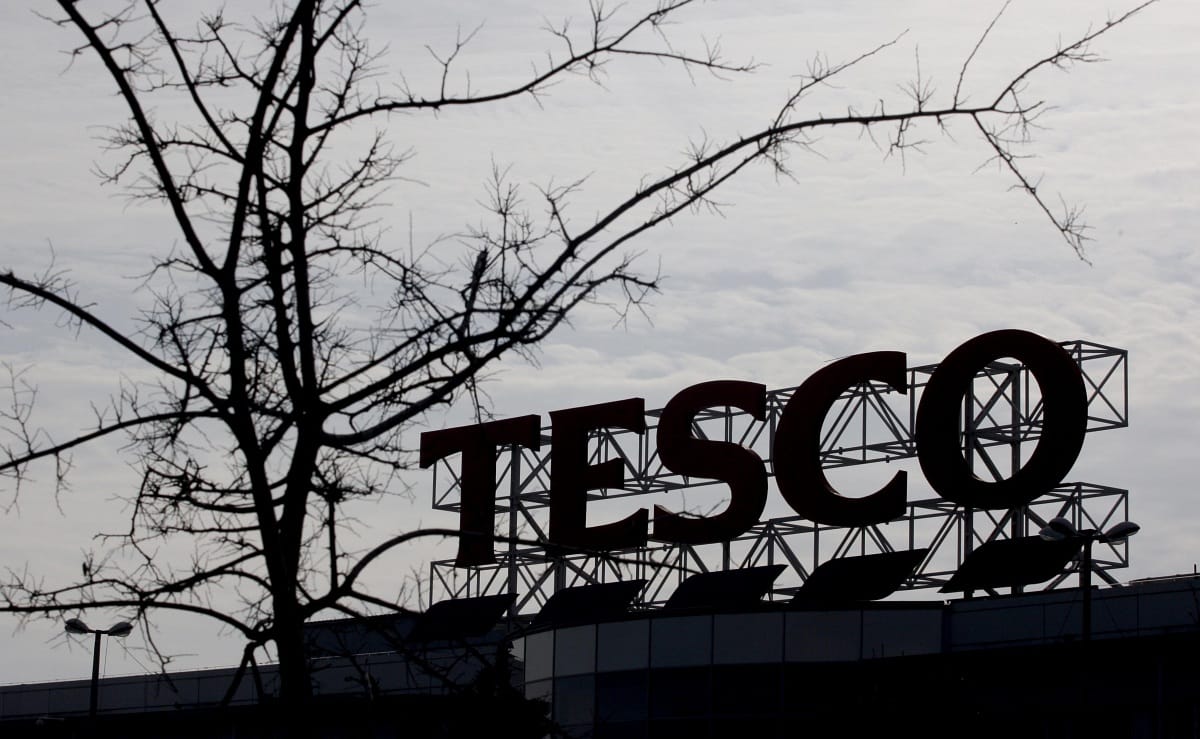 Késsel támadt egy Tesco biztonsági őreire egy férfi