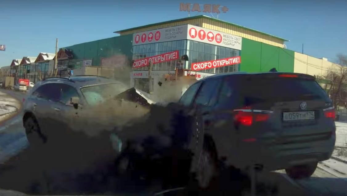 Rommá törték a BMW X3-at, 20 méterrel lökték arrébb – videó