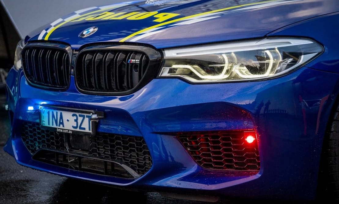 Elfogó vadász: rendőrautó lett a legsportosabb BMW M5-ösből
