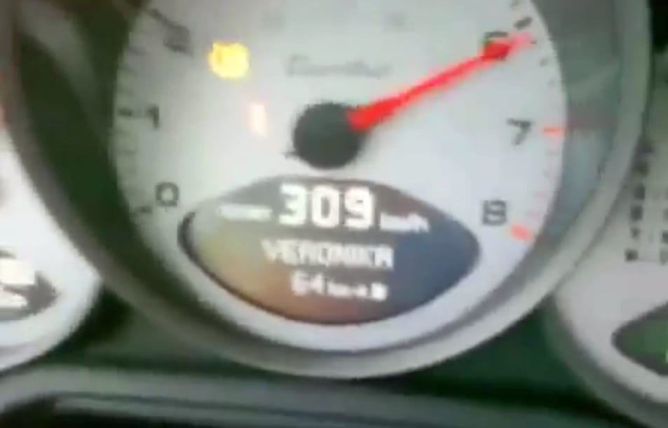 309 km/h-val repesztett a Porsche, amikor balról simán leelőzték – videó