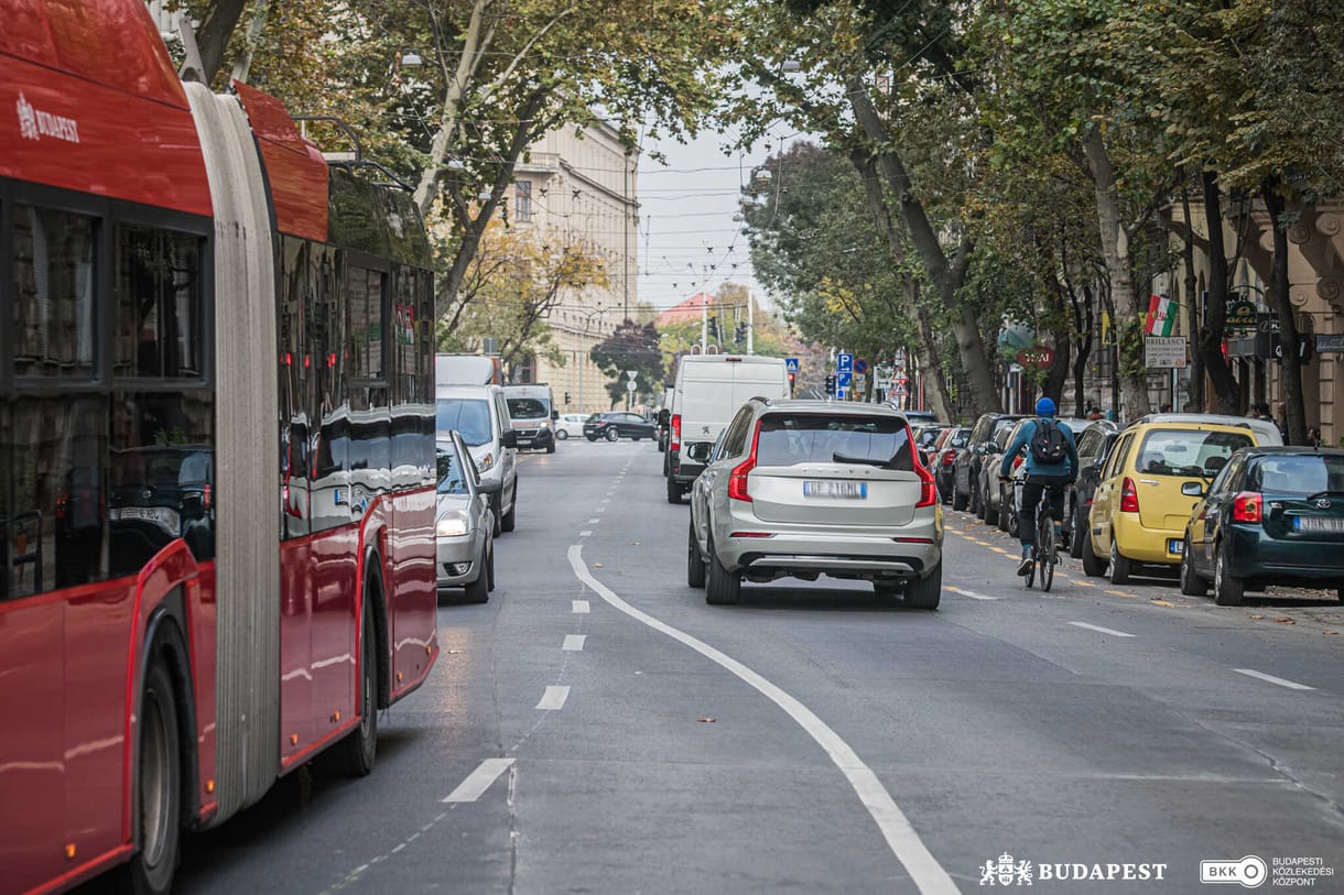Kerékpársávot hoztak létre a Podmaniczky utcában, változott a parkolás is