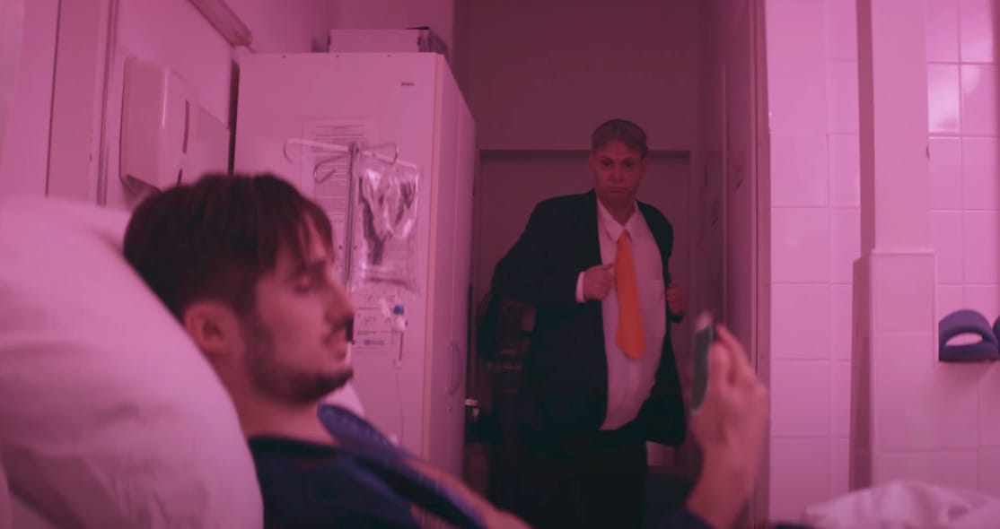 Bödőcs Tibor Orbán Viktorként öltögeti a nyelvét Krúbi legújabb klipjében