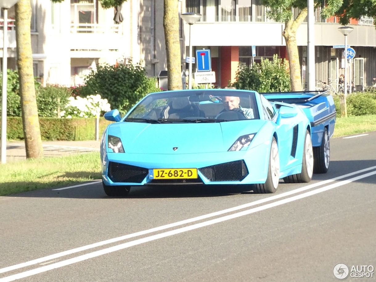 Lamborghinivel is el lehet menni nyaralni, csak nagyon furcsán néz ki