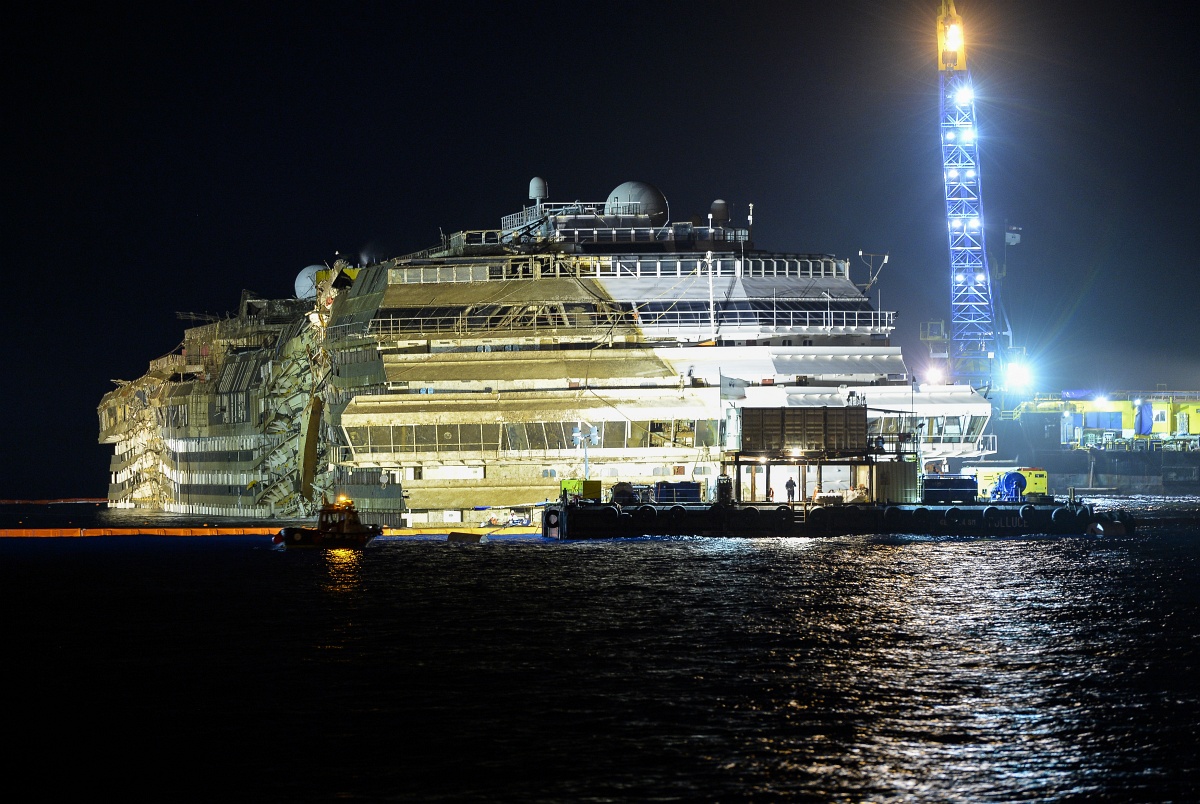 Fotó: újra álló helyzetben van a Costa Concordia