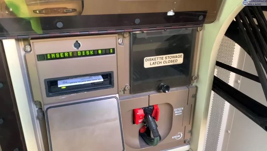Még mindig floppy-lemezekkel frissítik a Boeing 747-eseket, 8 darab kell 28 naponta