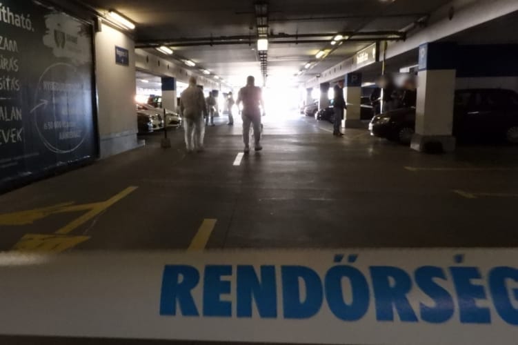 Pénzváltókat raboltak ki a debreceni Fórum pláza parkolójában