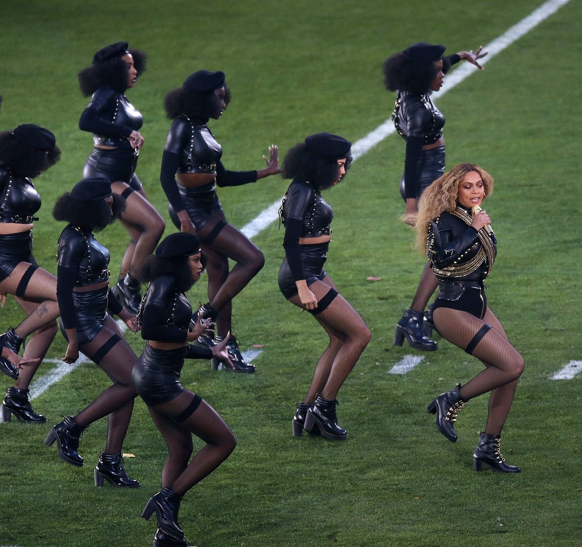 Kőkemény üzenetet küldött Beyoncé a Super Bowl félidei show-jában