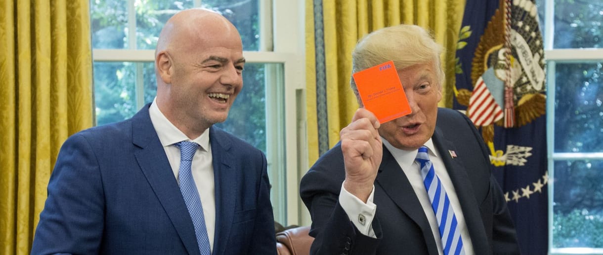 A FIFA elnöke piros lapot vitt Trumpnak, majd azzal viccelődött, hogy az még jól jöhet neki az újságírók ellen