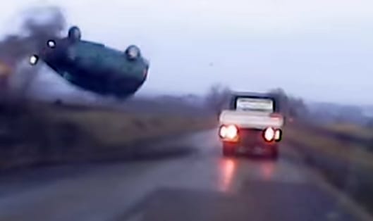 Rosszul időzített előzésből lett hatalmas bukás – videó