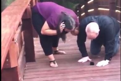 Felejthetetlen lánykérés: vízbe esett a hídról az eljegyzési gyűrű – videó