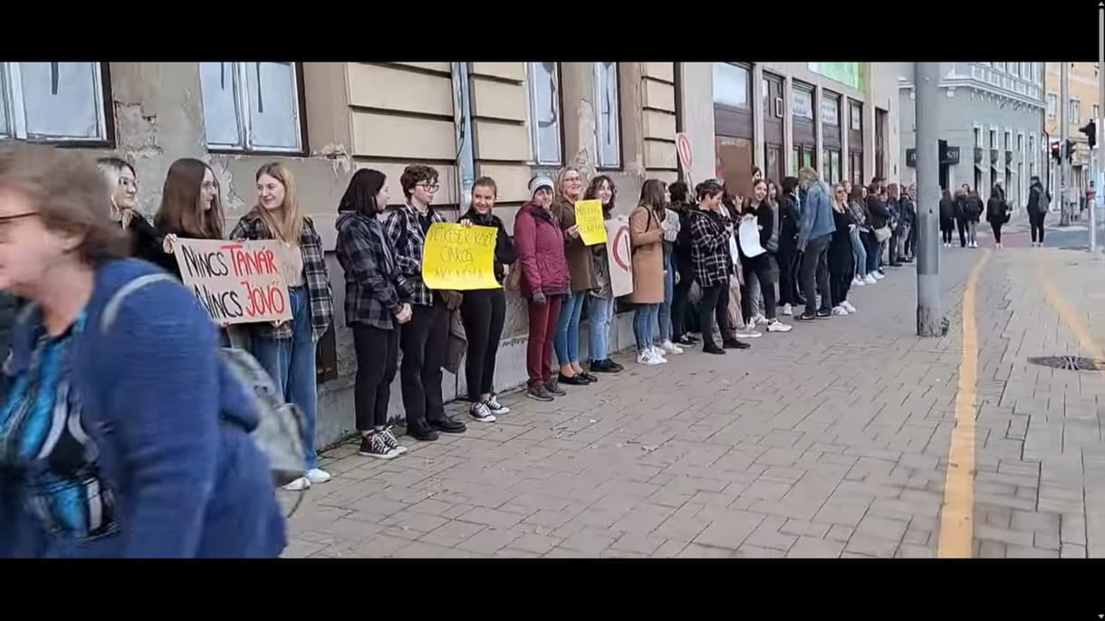 Háromezren, másfél kilométeres élőláncban tüntettek Zalaegerszegen a jobb oktatásért