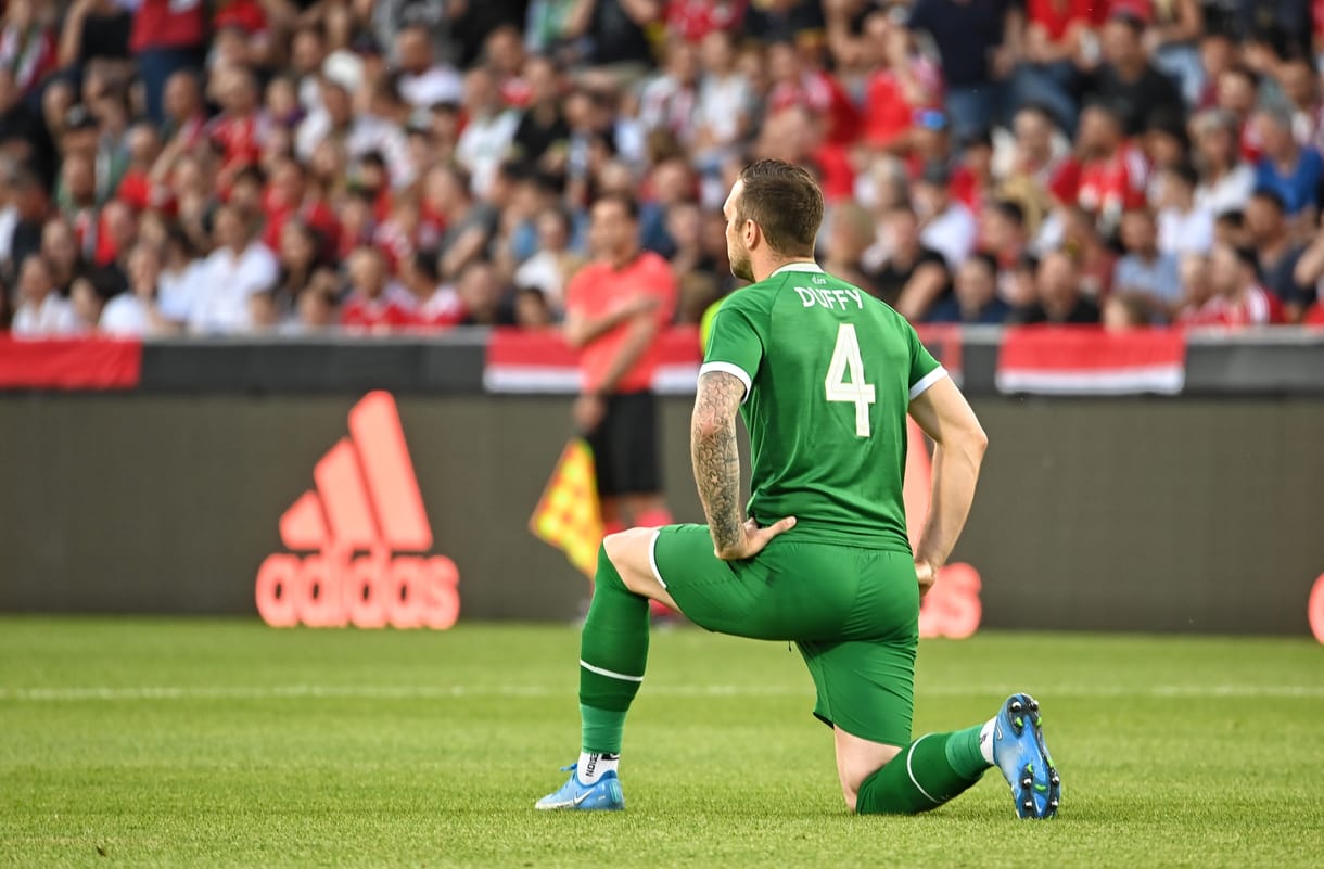 UEFA a térdelésről: Arra kérjük a nézőket, mutassanak tiszteletet