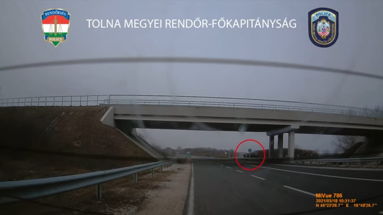 Videón, ahogy többször megpördül a levegőben az M9-esen balesetező autó
