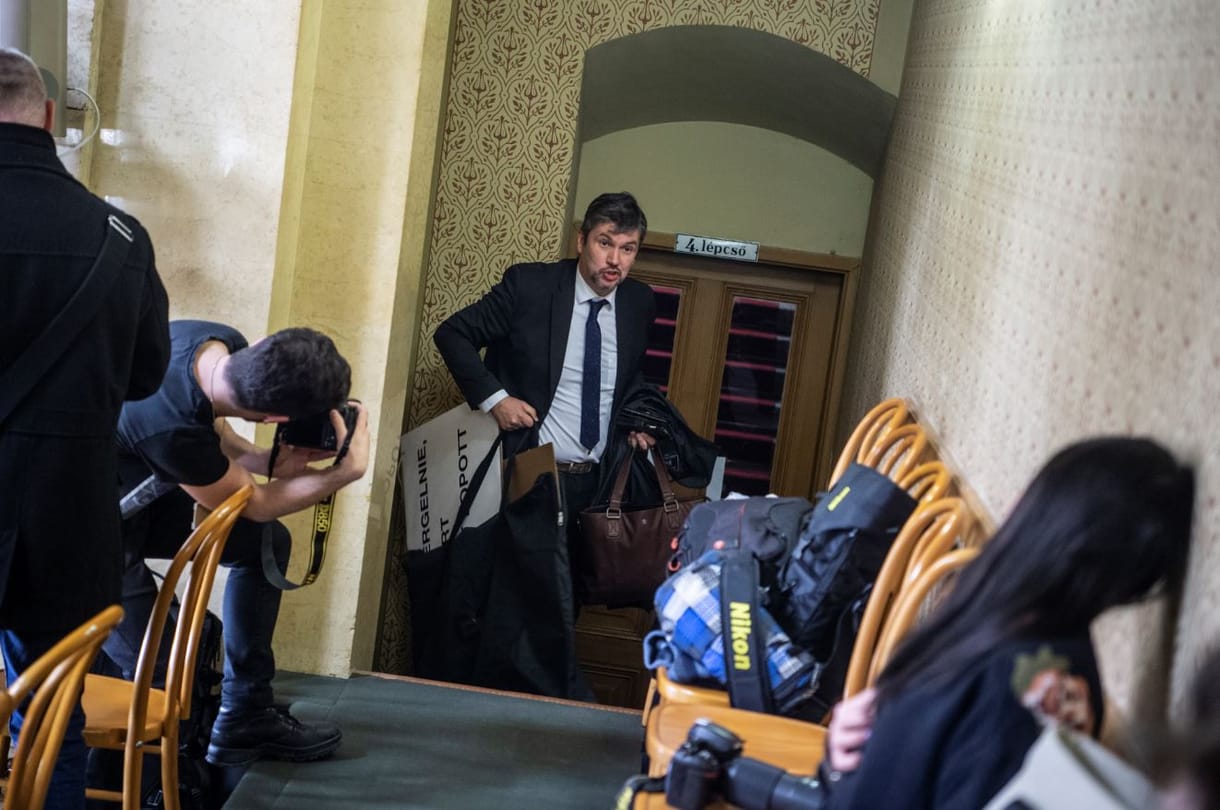 Feljelentették Hadházyt, mert egy EU-s zászlót lógatott ki az autója ablakán