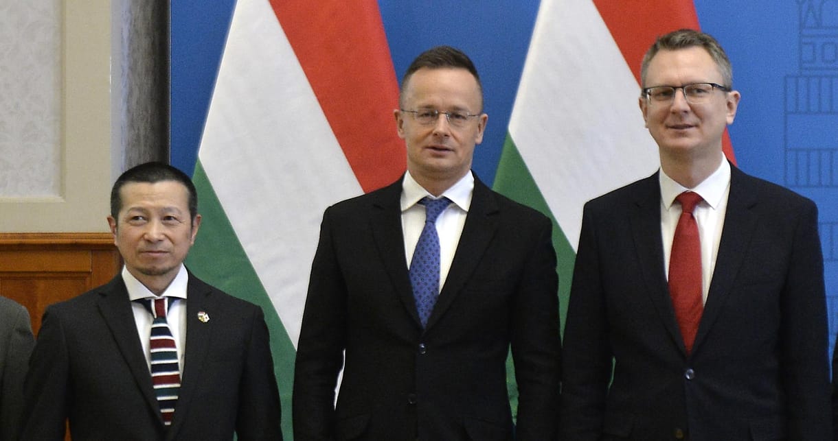 Szijjártó újabb akkuüzemet jelentett be, és összekötötte a tiltakozásokat a fogmosással