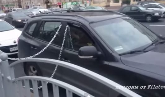 Biztos, ami biztos, ez az orosz a kocsiját is az oszlophoz láncolta