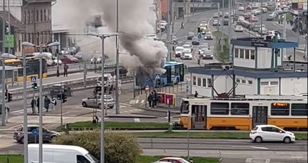 Kigyulladt egy busz a Bécsi úton + videó