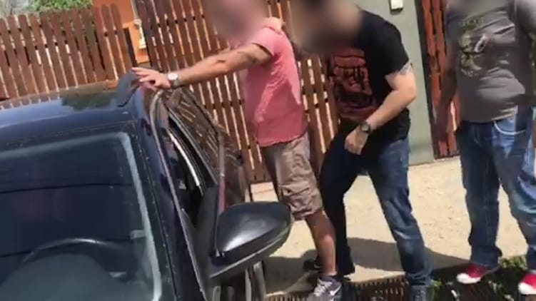 Egy autóért mentek a rendőrök, négyet foglaltak le