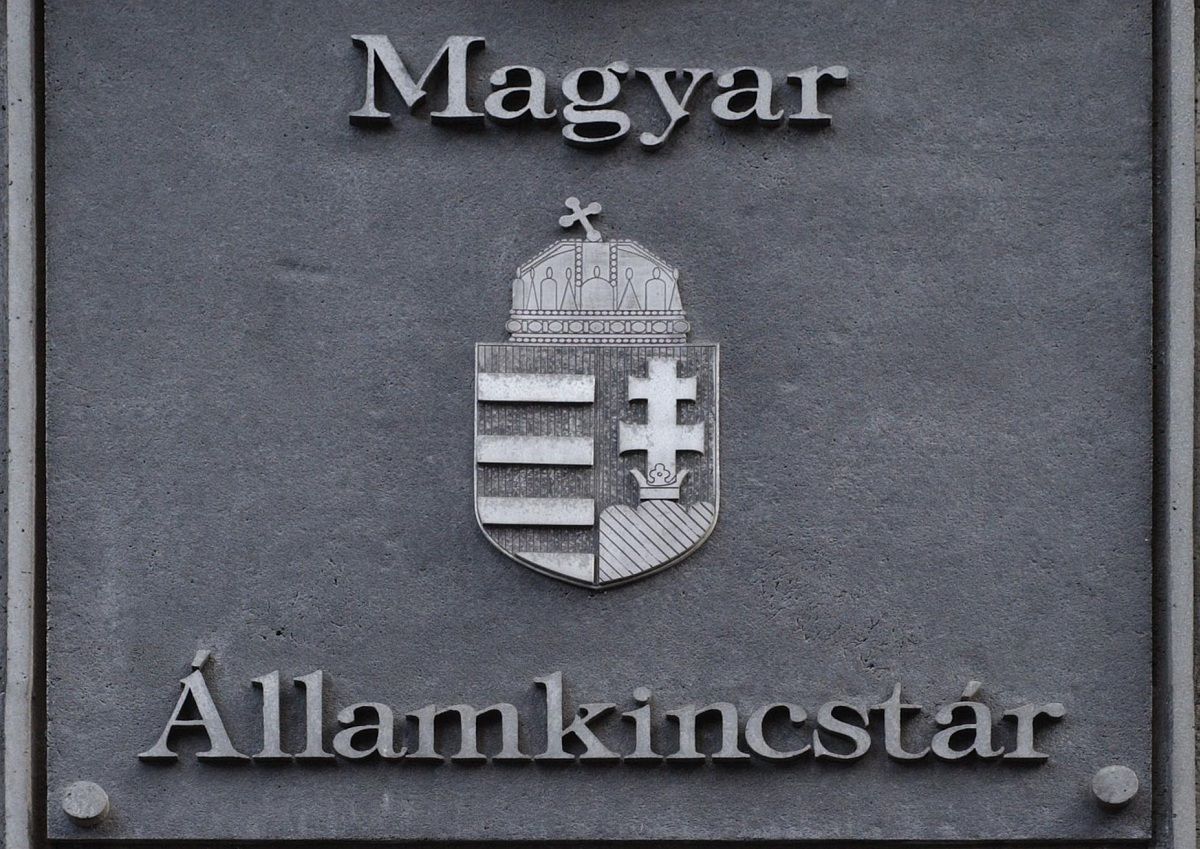 Közalkalmazottak százezreinél késnek a fizetések