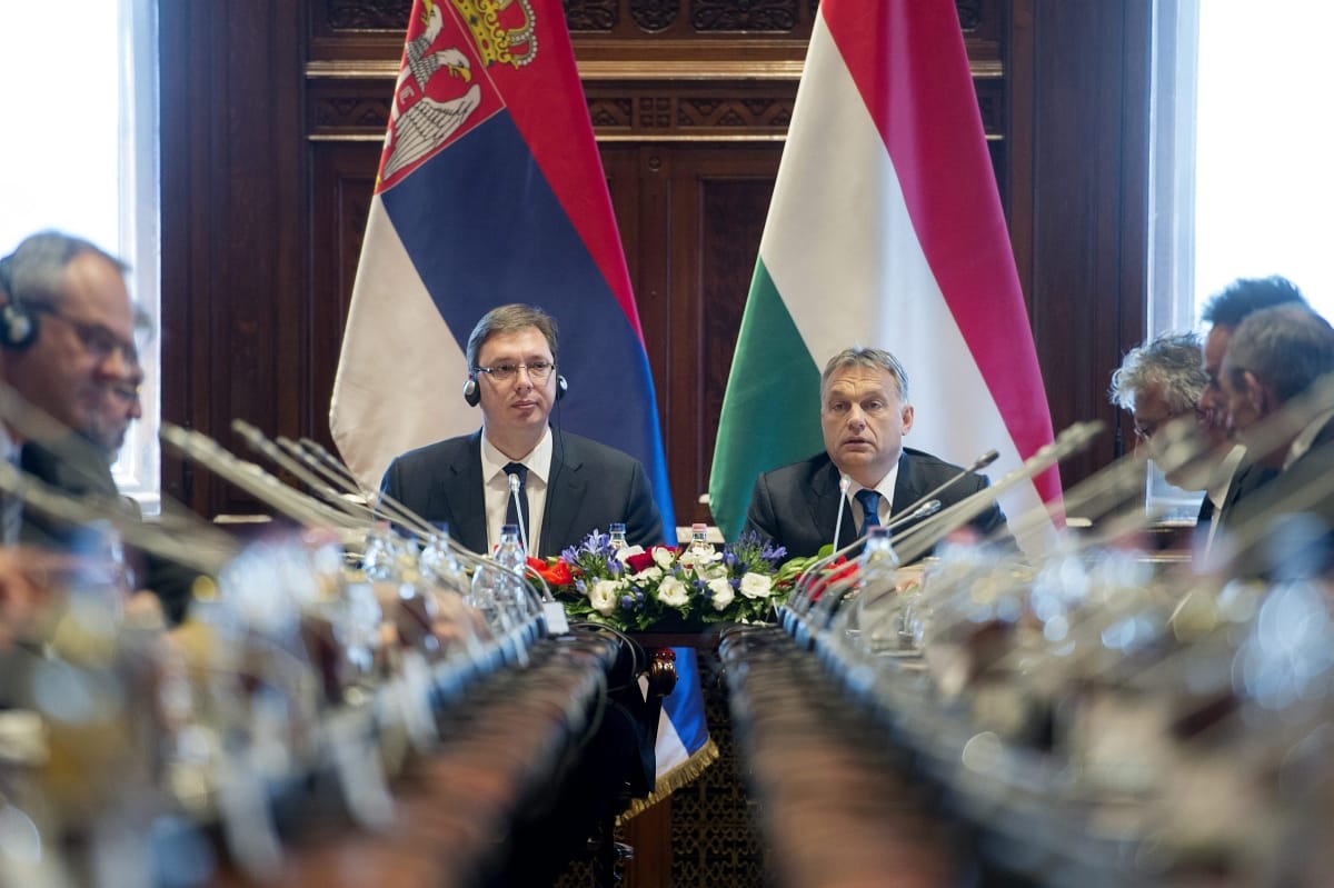 Budapesten már nem gyalázta a kerítést a szerb kormányfő