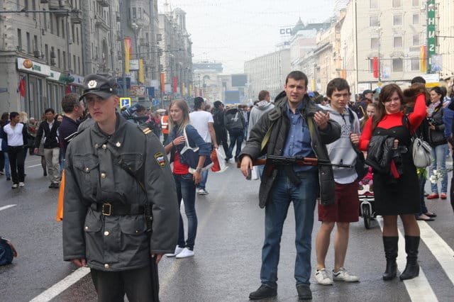 Fotók: Kalasnyikovval pózolt a belvárosban, a rendőrök félrenéztek 
