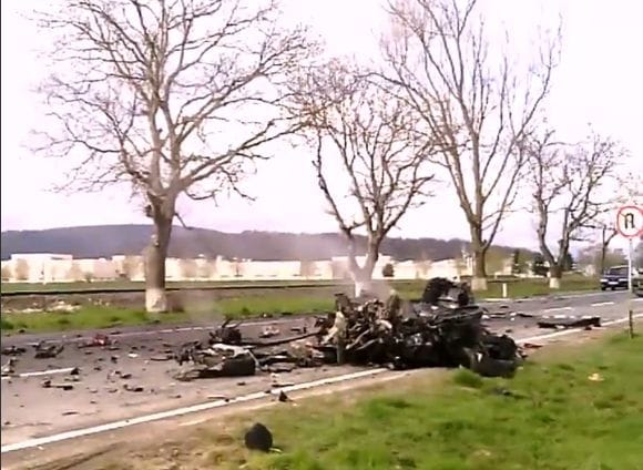 Szó szerint megsemmisült egy teherautót eltrafáló 3-as BMW