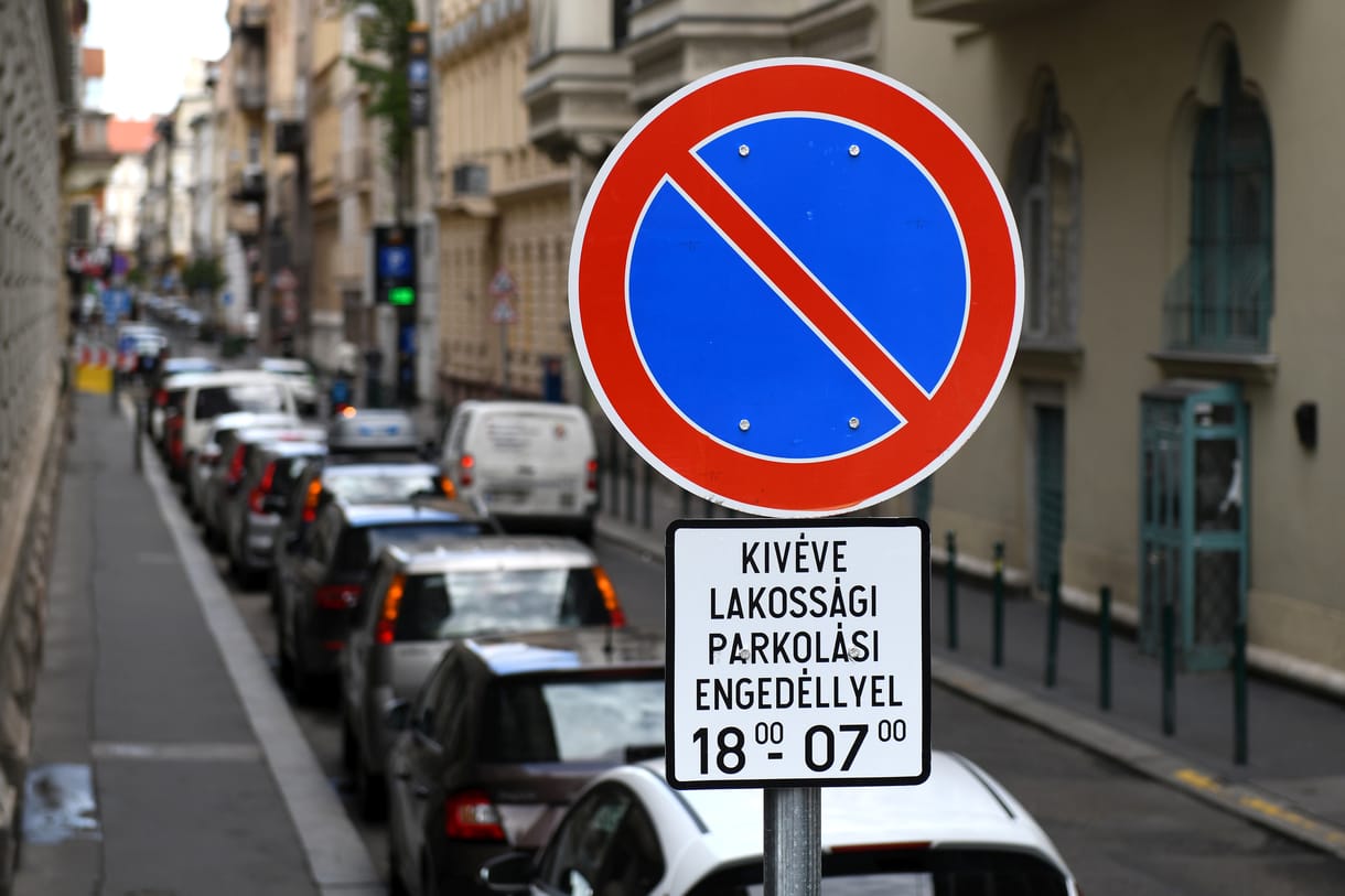 A sztrájkoló tanárok melletti kiállásként 200 autóból álló konvojjal vonulnak fel a szakszervezetek Budapesten