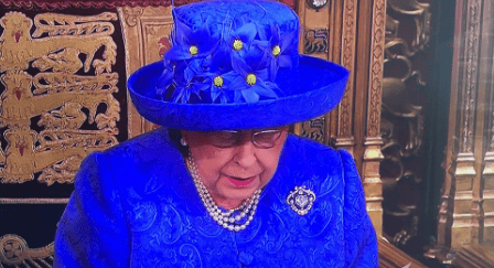 Kalappal üzent Erzsébet királynő a brit alsóházban?