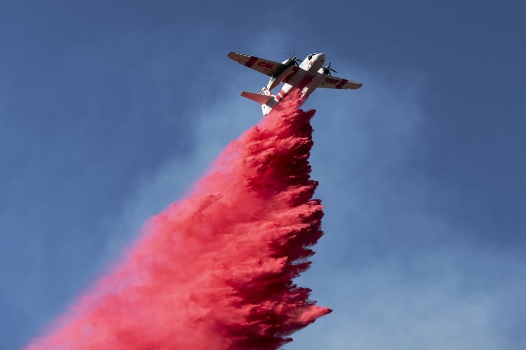 Rózsaszín ragaccsal próbálják megfékezni a Los Angeles-i lángokat