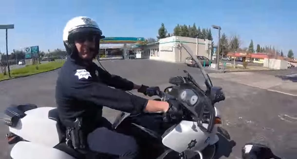 Ez után a videó után ön is azt kívánja majd, egy ilyen rendőr állítsa meg