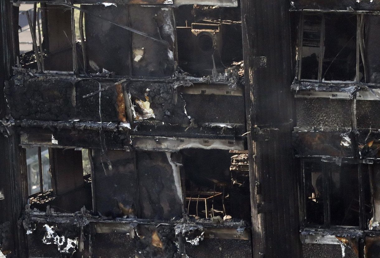 Már 17 halott a londoni tűzvész után - ennyi maradt csütörtökre a kiégett toronyból